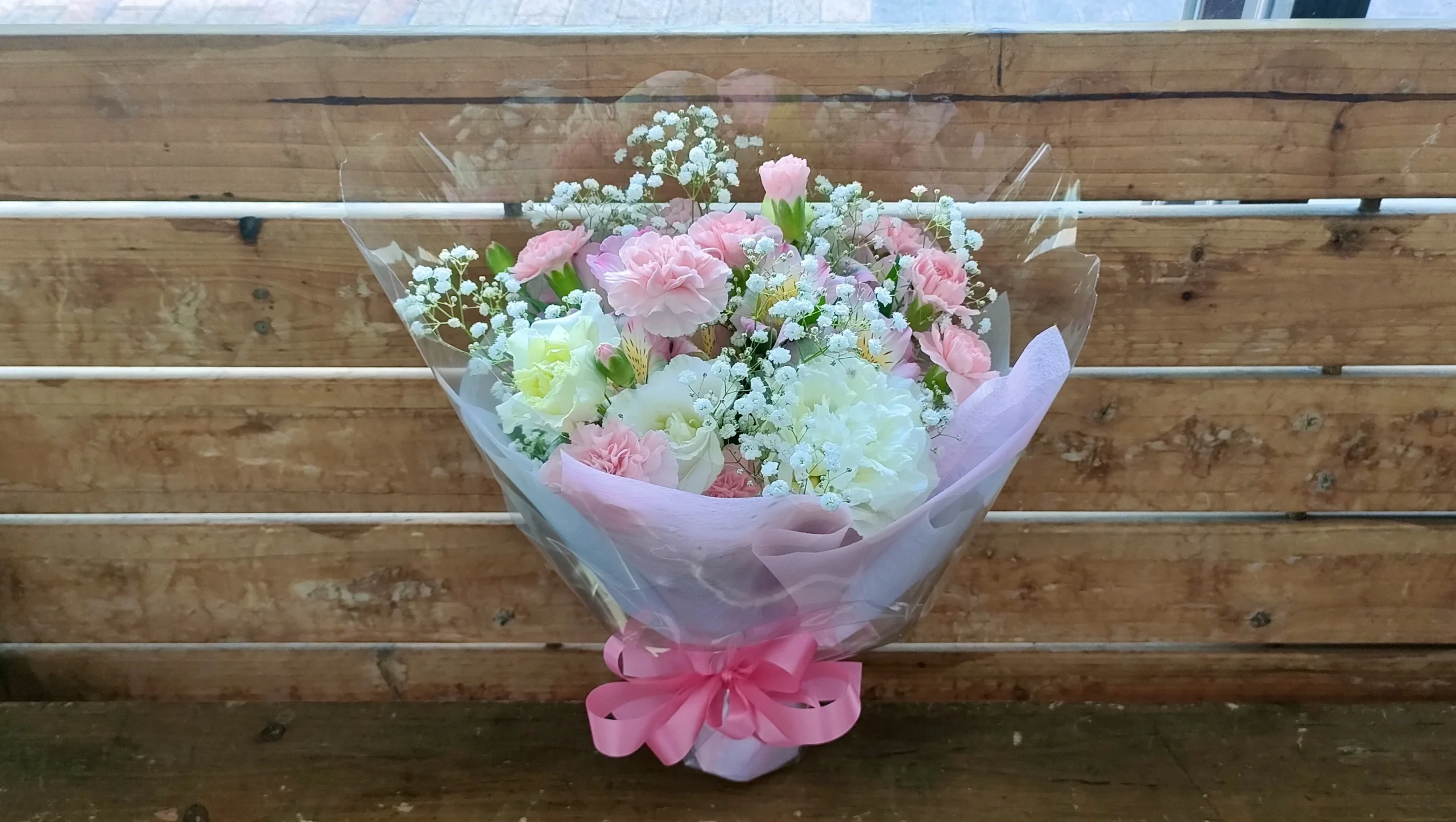 ピンク×白色のミニブーケ